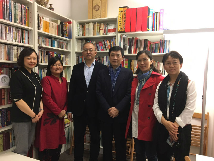 曹先生与孔院代表合影.jpg